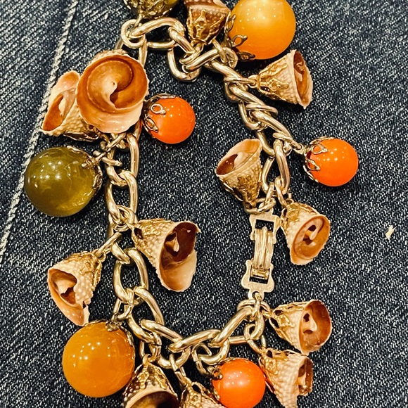 Im Century Mod Lucite Charm bracelet - Picture 3 of 3